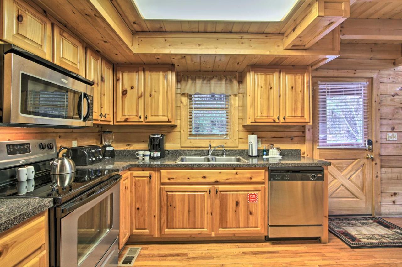 Romantic Cabin With Hot Tub In Pigeon Forge! Zewnętrze zdjęcie