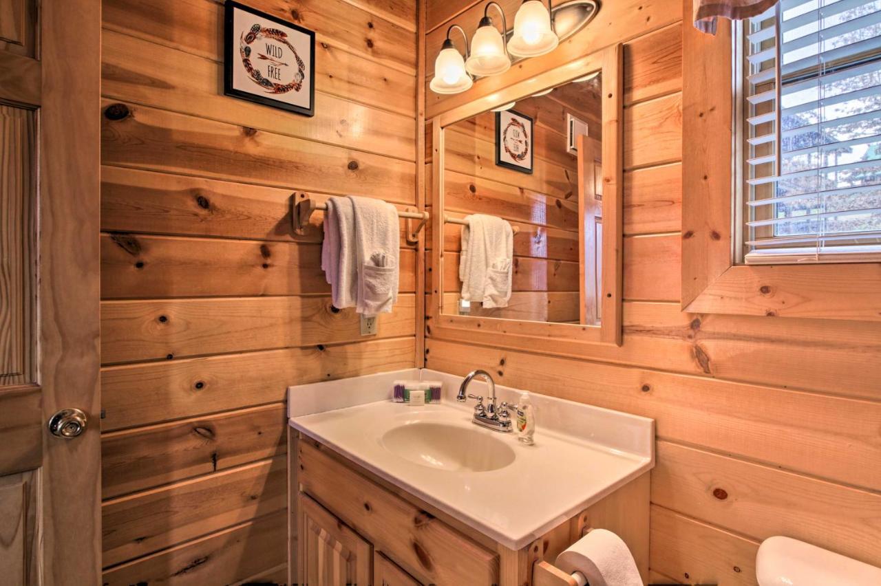 Romantic Cabin With Hot Tub In Pigeon Forge! Zewnętrze zdjęcie
